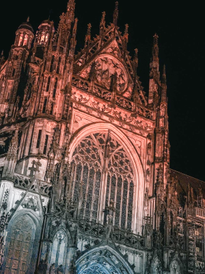 Wat te doen in Den Bosch? 12 dingen die je niet wilt missen 1 De Sint-Janskathedraal belicht in de historische binnenstad van Den Bosch
