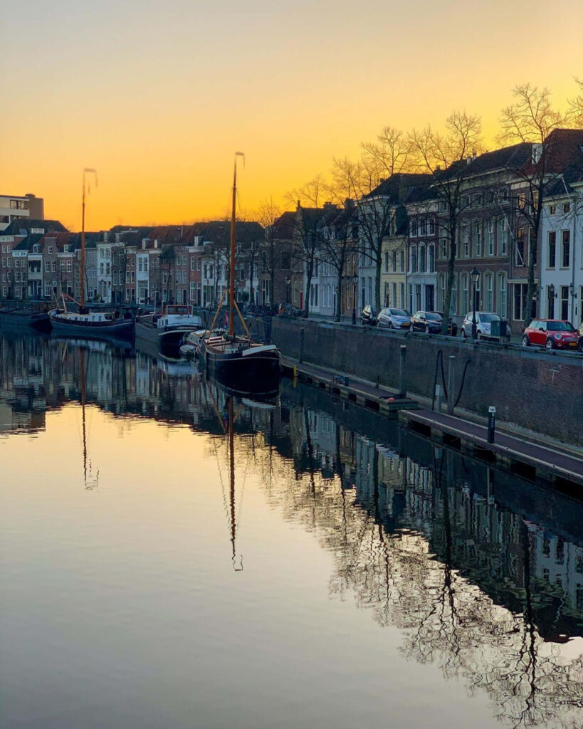 Wandelen door Den Bosch: de mooiste route langs bastions, hofjes en verborgen plekjes 3 Zonsondergang op de Smalle Haven en Brede Haven in de historische binnenstad van Den Bosch