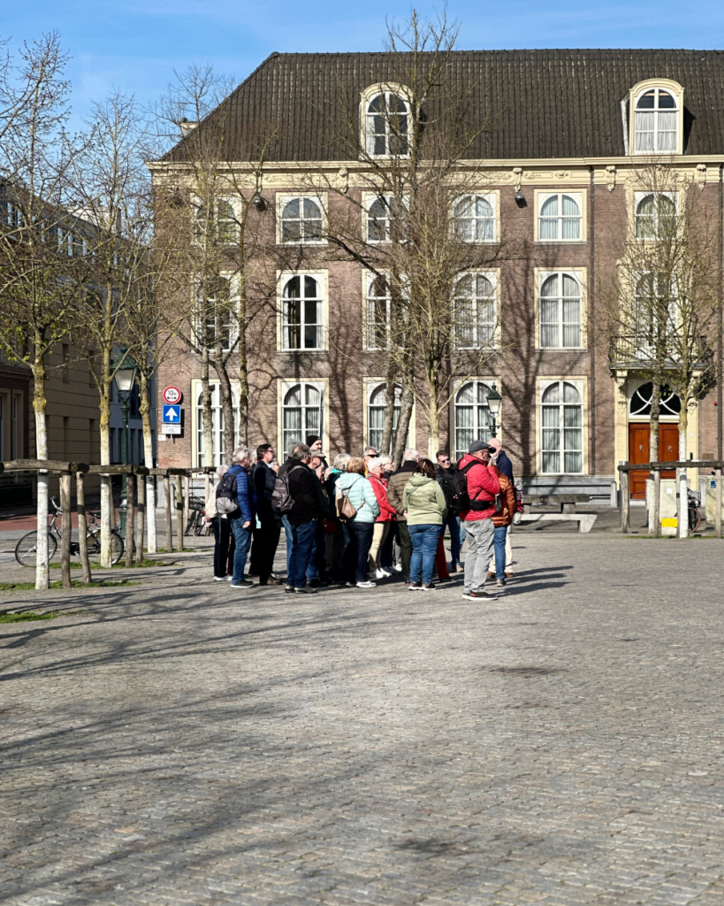 Groep mensen op de parade die een wandeling maken in de historische binnenstad van Den Bosch