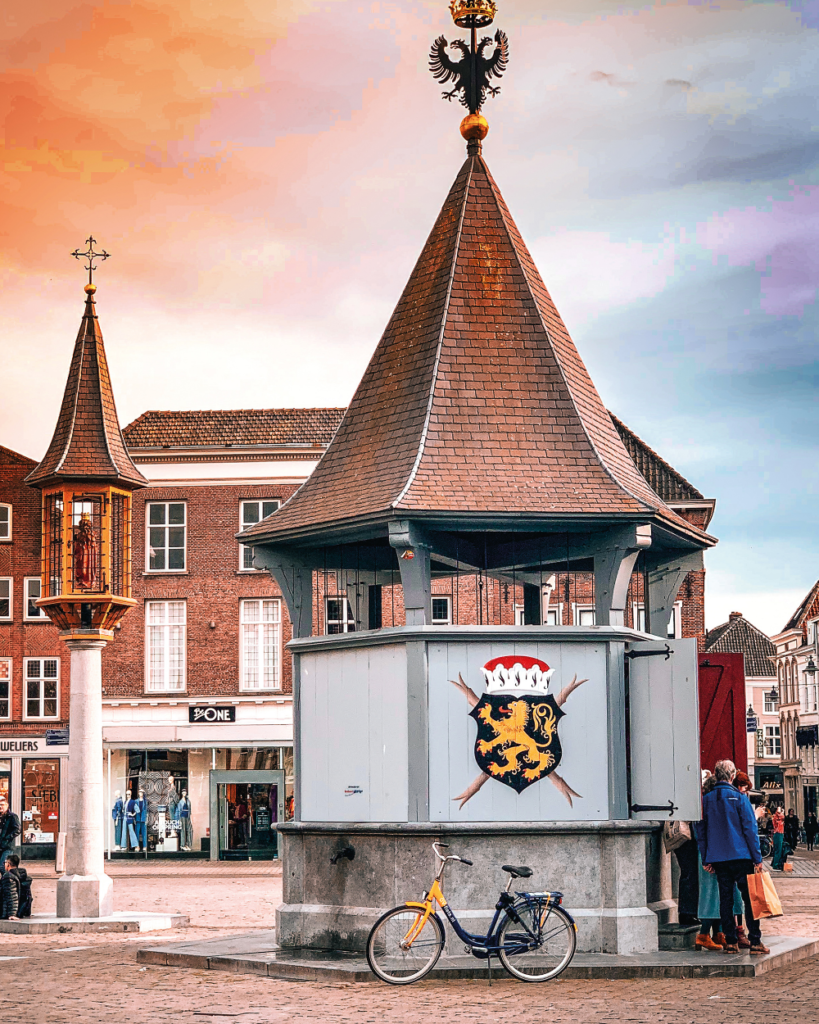 Wandelen door Den Bosch: de mooiste route langs bastions, hofjes en verborgen plekjes 1 De waterput op de historische markt van Den Bosch