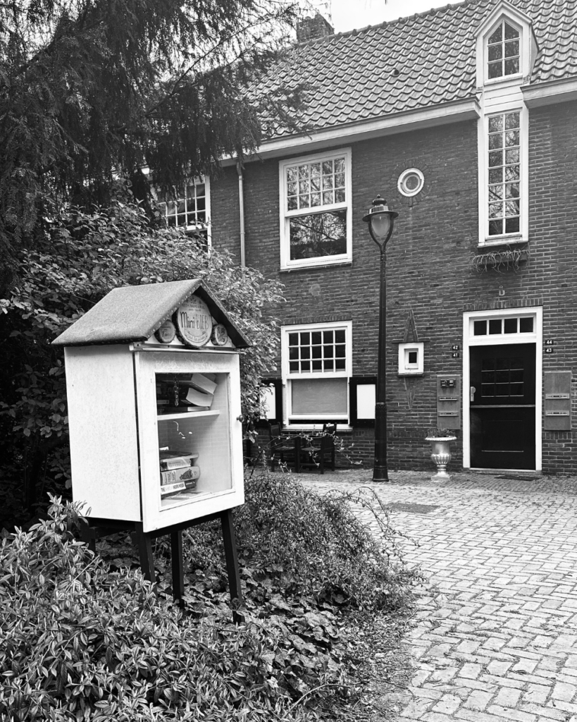 Wandelen door Den Bosch: de mooiste route langs bastions, hofjes en verborgen plekjes 4 Zwart wit foto van het Sint Jacobshof in de historische binnenstad van Den Bosch