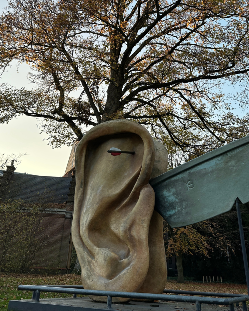 Dit zijn de mooiste hofjes van Den Bosch (ken jij ze allemaal al?) 5 Kunstwerk van een oor met een pijl erdoorheen in de binnentuin van Stadspark Marienburg in de historische binnenstad van Den Bosch